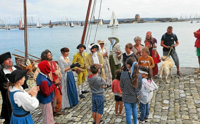 La compagnie des 7 Bras a répondu en août 2021 à l'appel de Voiles de Camaret sur l'eau et sur le quai , mélangeant sérieux et burlesques