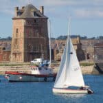 Loup Anna devant la Tour Vauban